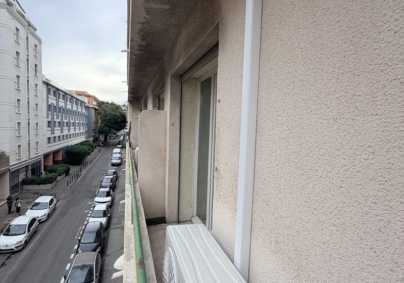 Unité extérieure climatisation installée sur balcon — CVC Marseille