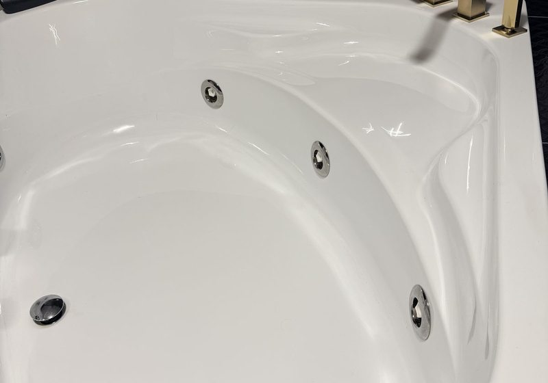 Salle de bain jacuzzi et douche italienne — CVC Plomberie Marseille
