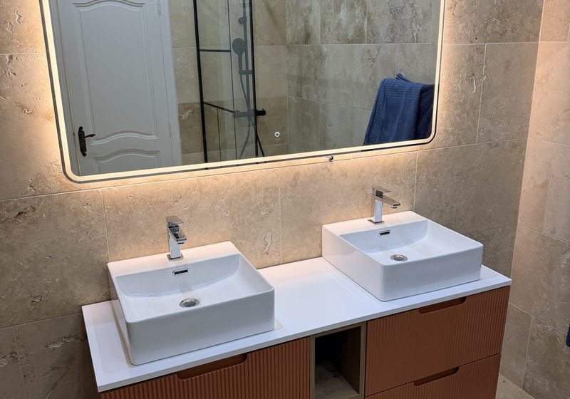 Rénovation salle de bain travertin avec double vasque et miroir LED — CVC Marseille
