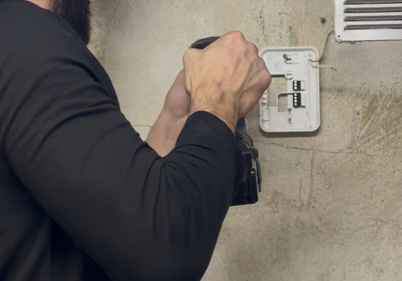 Technicien de CVC Plomberie Marseille en intervention sur une ventilation